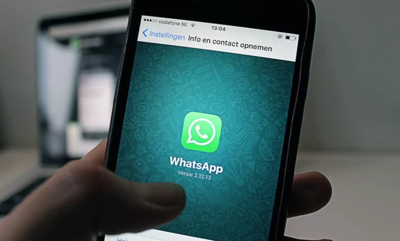 Foto de um smartphone com a logo do whatsaap - como recuperar conversas apagadas do whatsapp