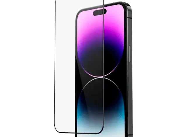 Imagem de um iphone 14 com fundo branco e uma uma pelicula de vidro. melhor película para iphone